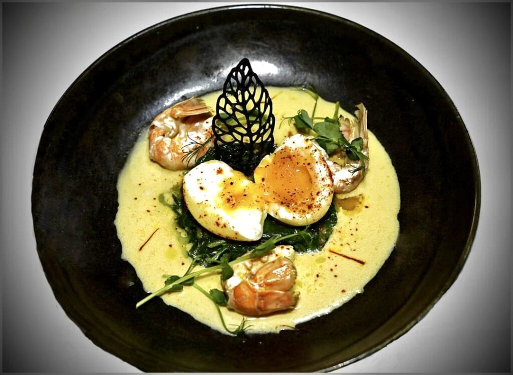 Oeuf mollet à la crème de langoustines safranée