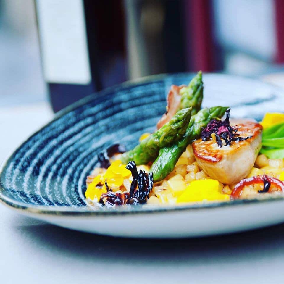 Escalope de foie gras de Canard du sud-ouest snackée aux agrumes, compotée de coings et mangue – vinaigrette d’hibiscus