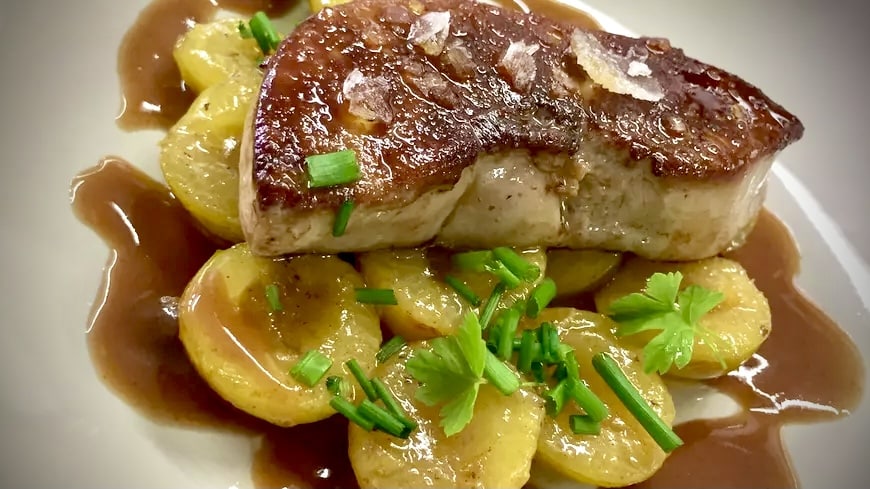 Foie gras de canard poêlé et compotée de mirabelles