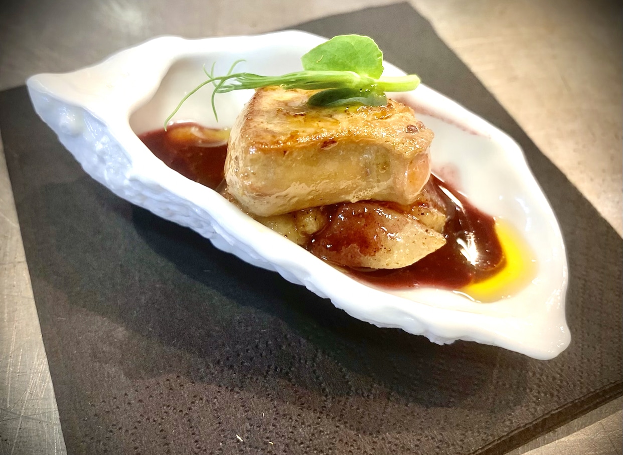Foie gras poêlé, réduction de vin chaud, poires à la réglisse