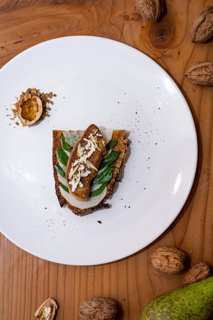 Brushetta conférence, noix et foie gras