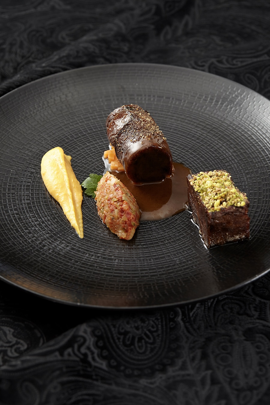 Noix de joues de bœuf caramélisées, pommes de terre douce et jus de cuisson à la bière brune