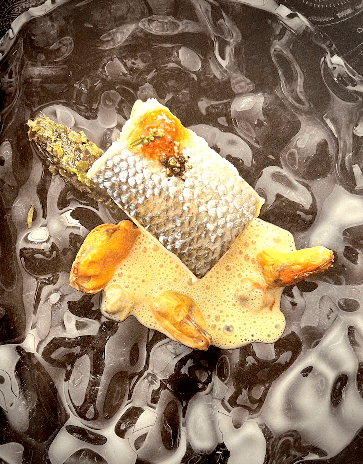 Bar de ligne cuit à 53°C, agrumes confits au poivre de Timut, risotto de légumes, tartare d’algues et jus de légumes