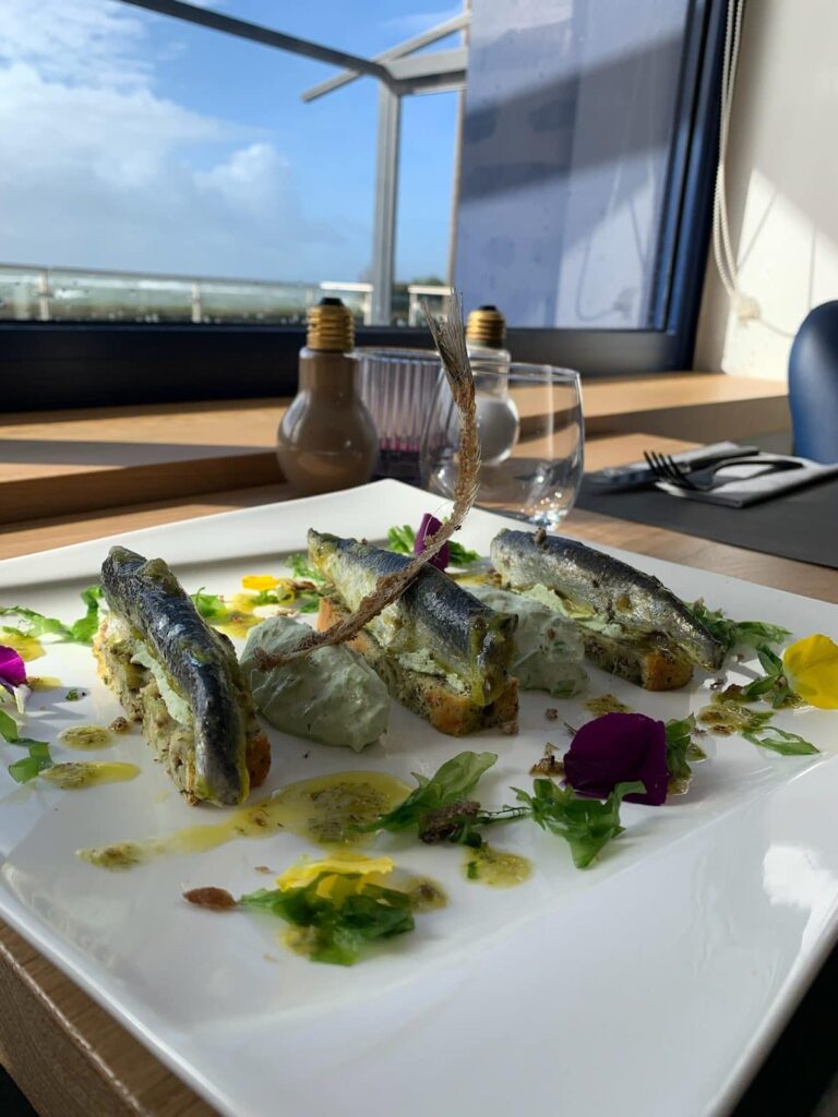 Sardines de Saint-Gilles en gravlax, cake aux algues, concombre à la crème d’herbes