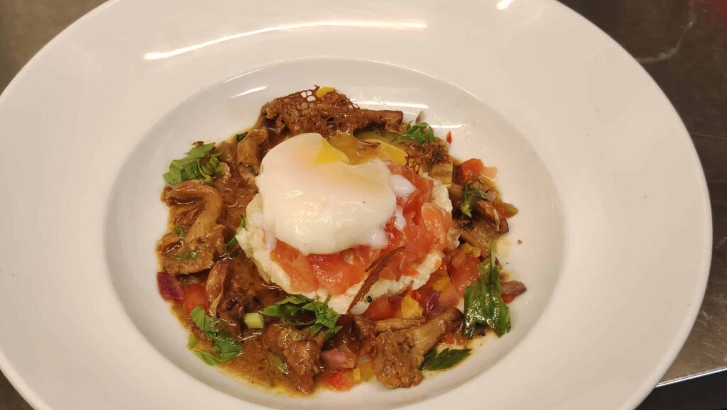 Oeuf de poule coulant, risotto au saumon et girolles