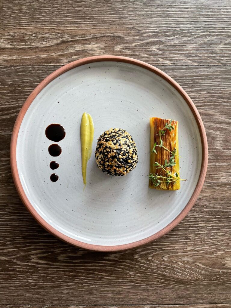 Oeuf frit aux deux sésames, mayonnaise Wasabi et poireau rôti