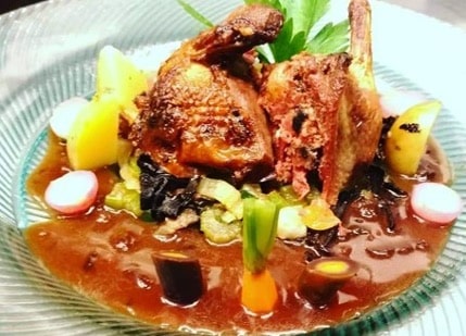 Perdreau rôti farci aux châtaignes et champignons, embeurrée de choux vert, jus infusé à l’hibiscus