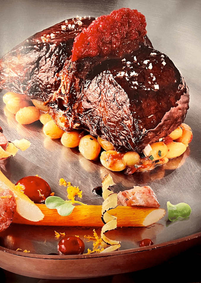 Selle de biche rôti sur os, mitonnée de coco de Paimpol, salsifis et airelles