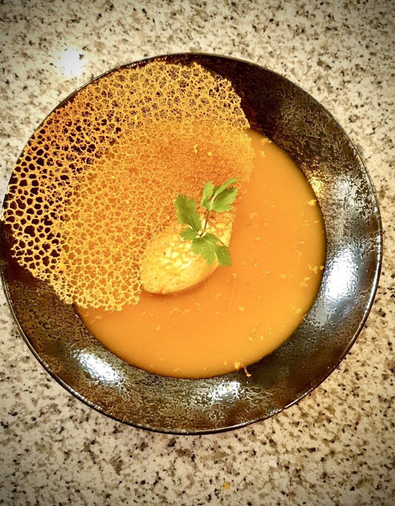 Potage de carotte et potimarron, crème montée aux épices tajine, zestes d’orange et citron vert