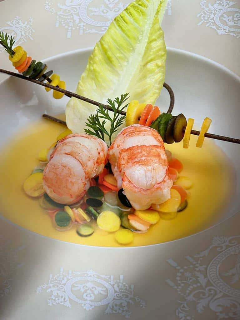 Langoustines au bouillon parfumé à la citronnelle et légumes croquants