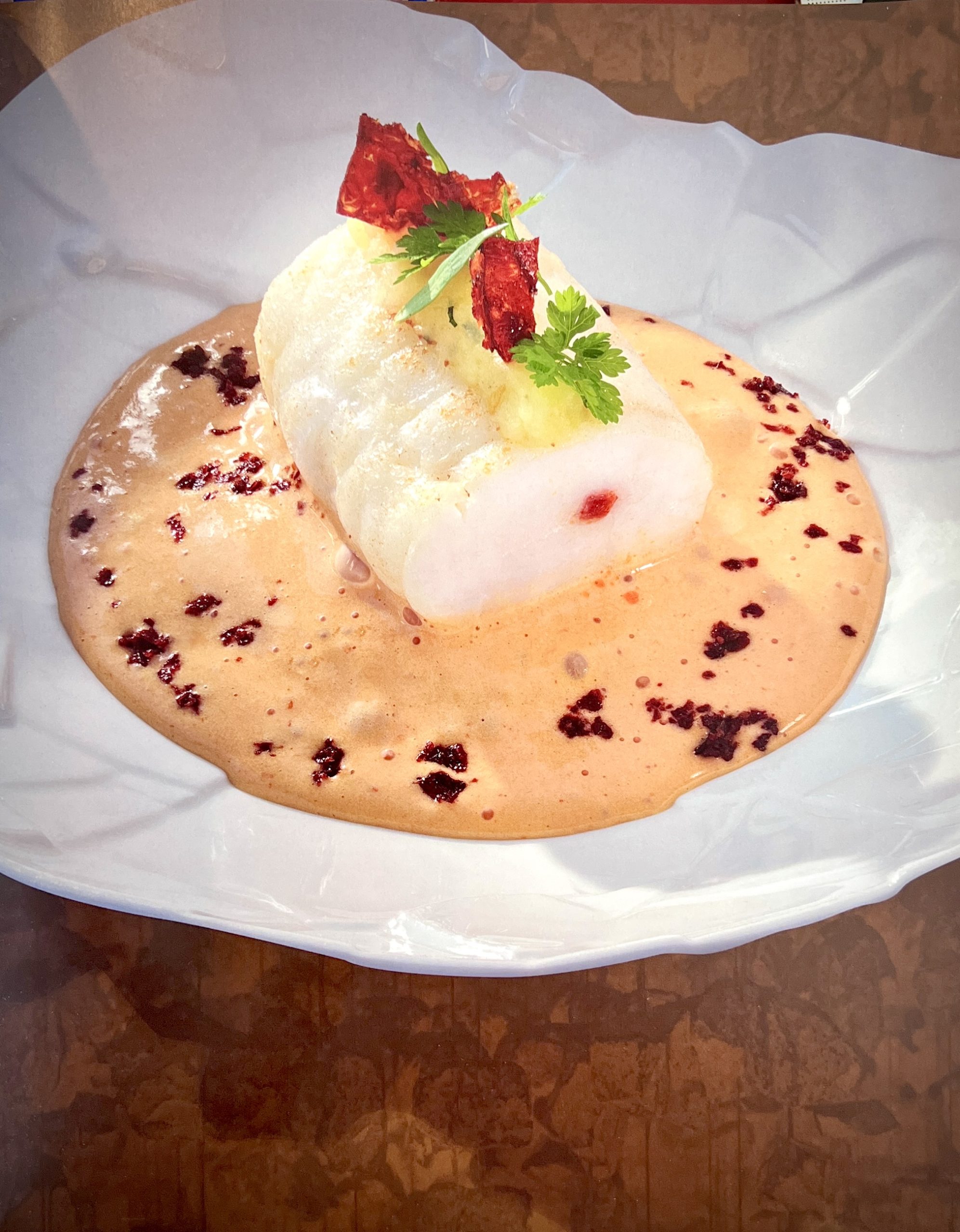 Lotte piquée au lomo, écrasée de pommes de terre et sauce Choron