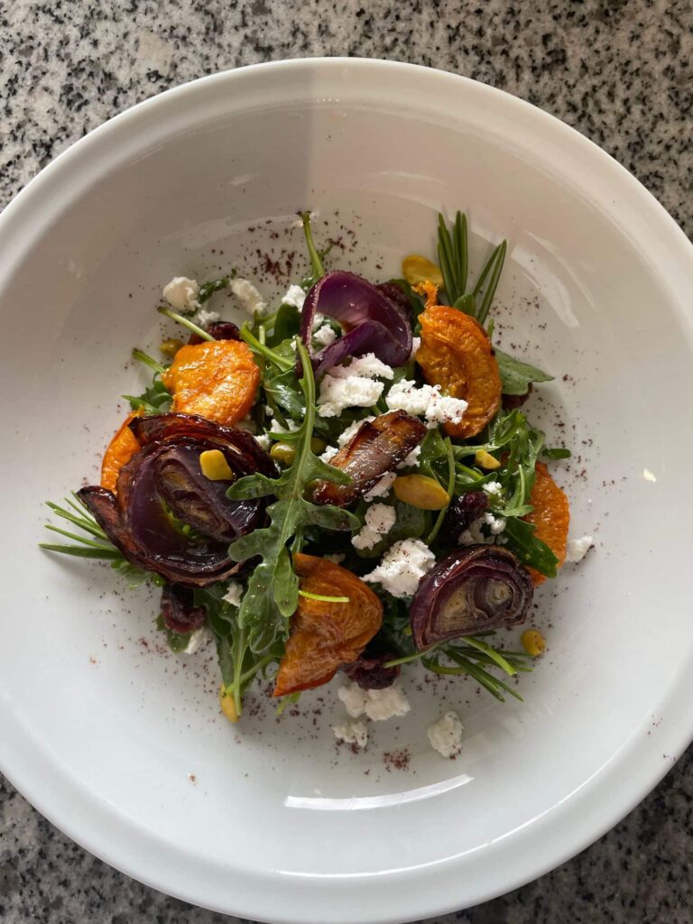 Salade de roquette, abricots et oignons rouges rôtis