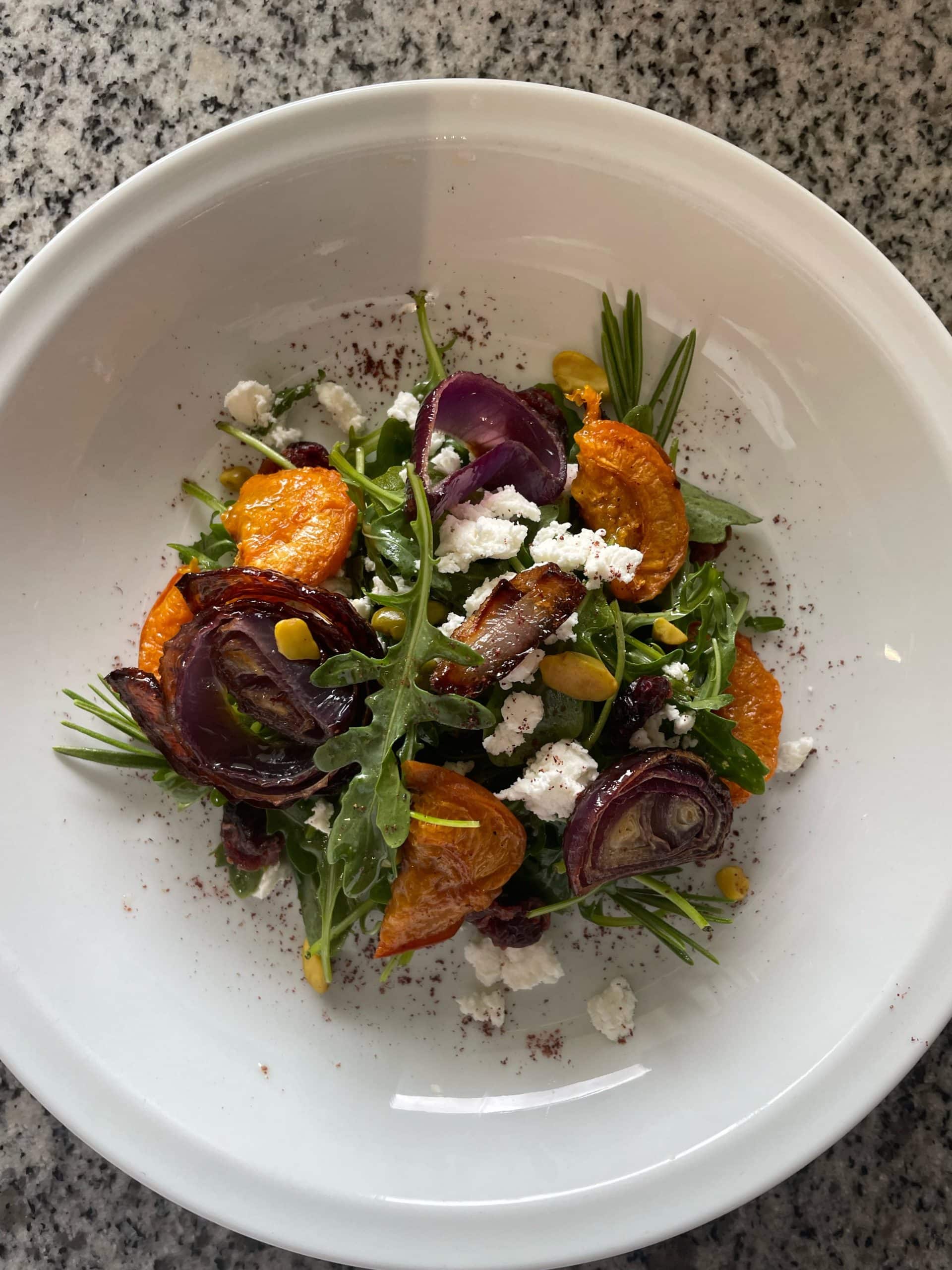 Salade de roquette, abricots et oignons rouges rôtis