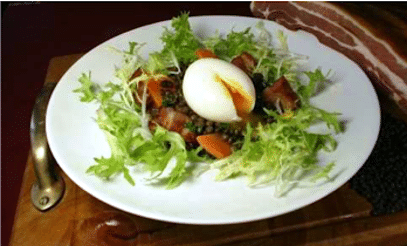 Salade de lentilles vertes aux lardons et œuf mollet
