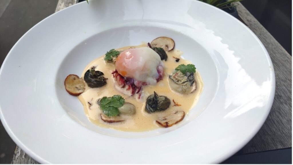 Huîtres pochées à l’œuf parfait, escargots de Bourgogne sautés et sa persillade, sauce maltaise