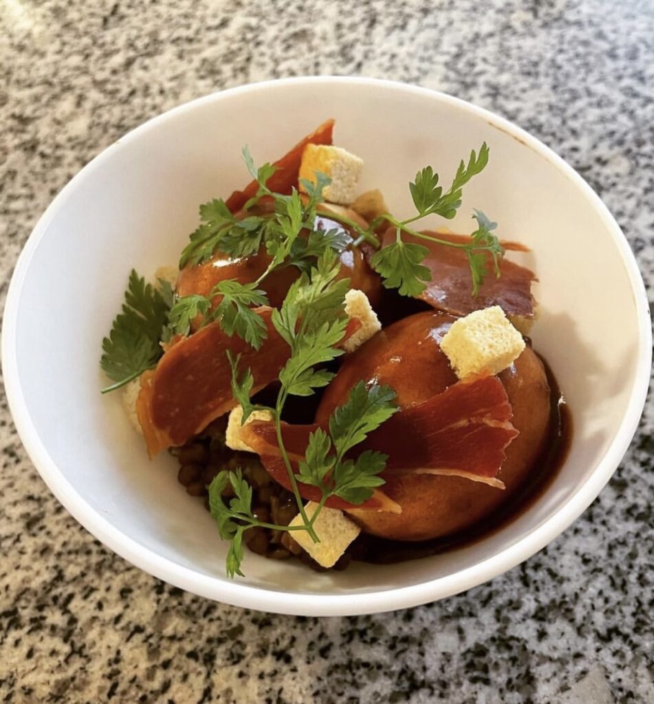 Œuf mollet sauce meurette, risotto de lentilles et chips de jambon fumé