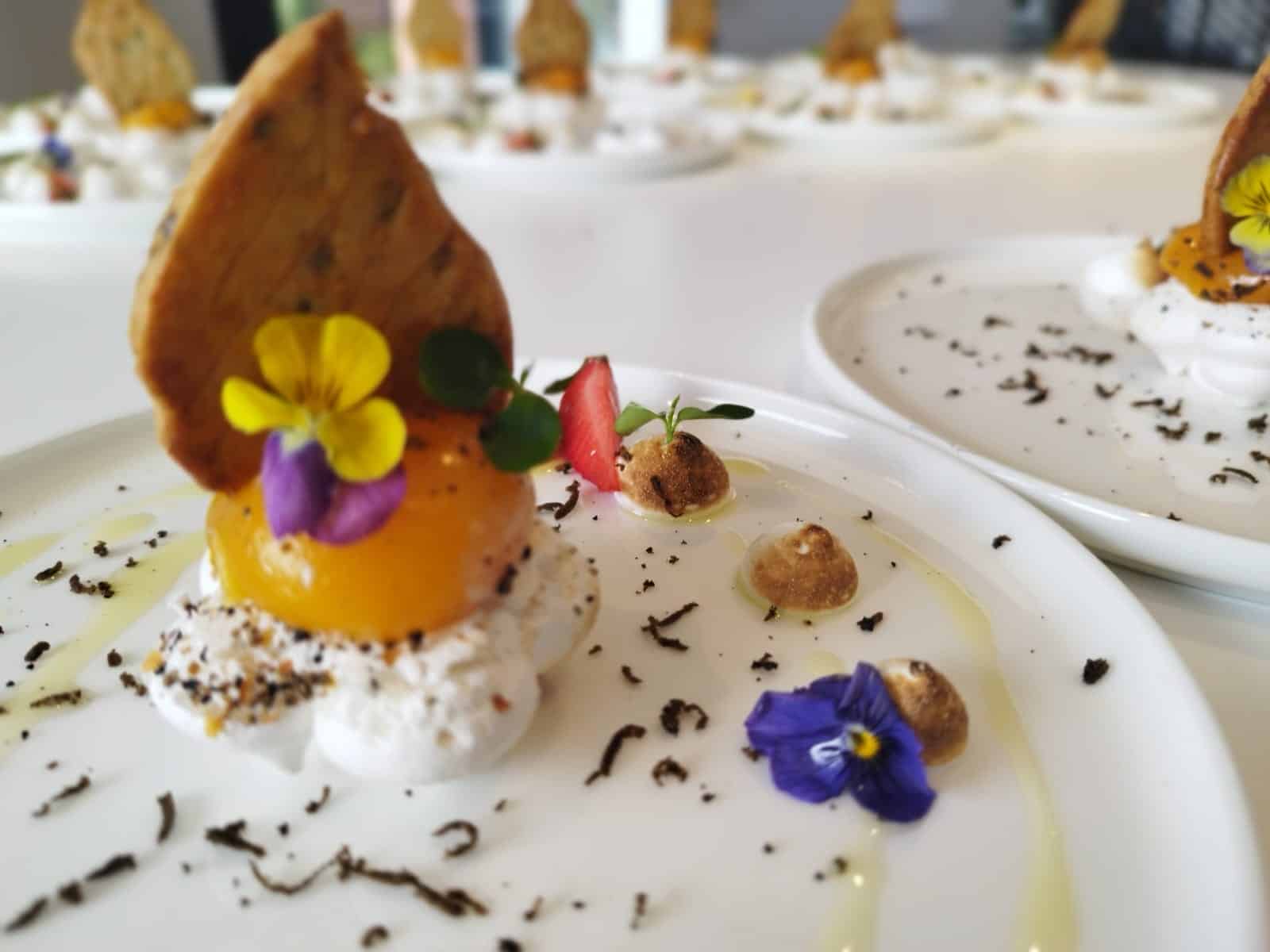 Œuf confit à l’huile d’olive, sablé parmesan, assise de meringue au poivre de Kâmpot et truffe d’été