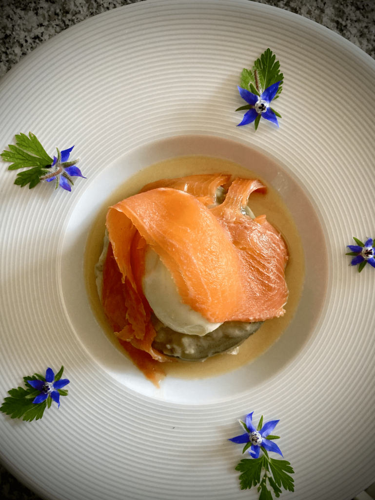 Fond d’artichaut, œuf mollet, truite fumée et son beurre blanc