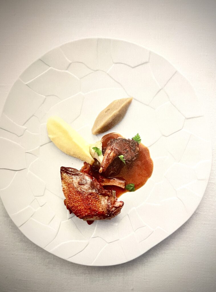Pigeonneaux de Pornic, filet cuit rosé, cuisse confite et abatis en crapaudine, royale d’artichauts, giroles juste tombées et jus pur