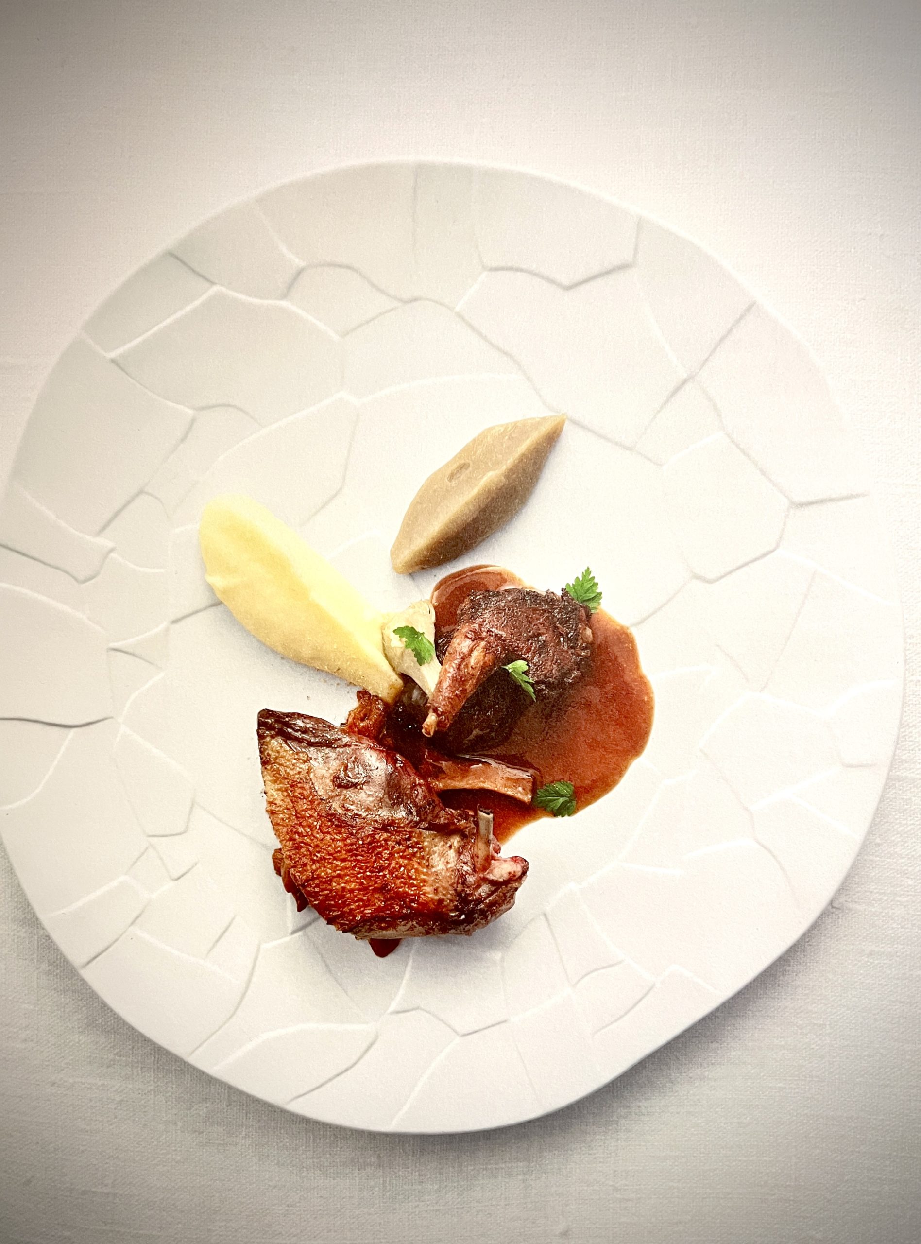 Pigeonneaux de Pornic, filet cuit rosé, cuisse confite et abatis en crapaudine, royale d’artichauts, giroles juste tombées et jus pur
