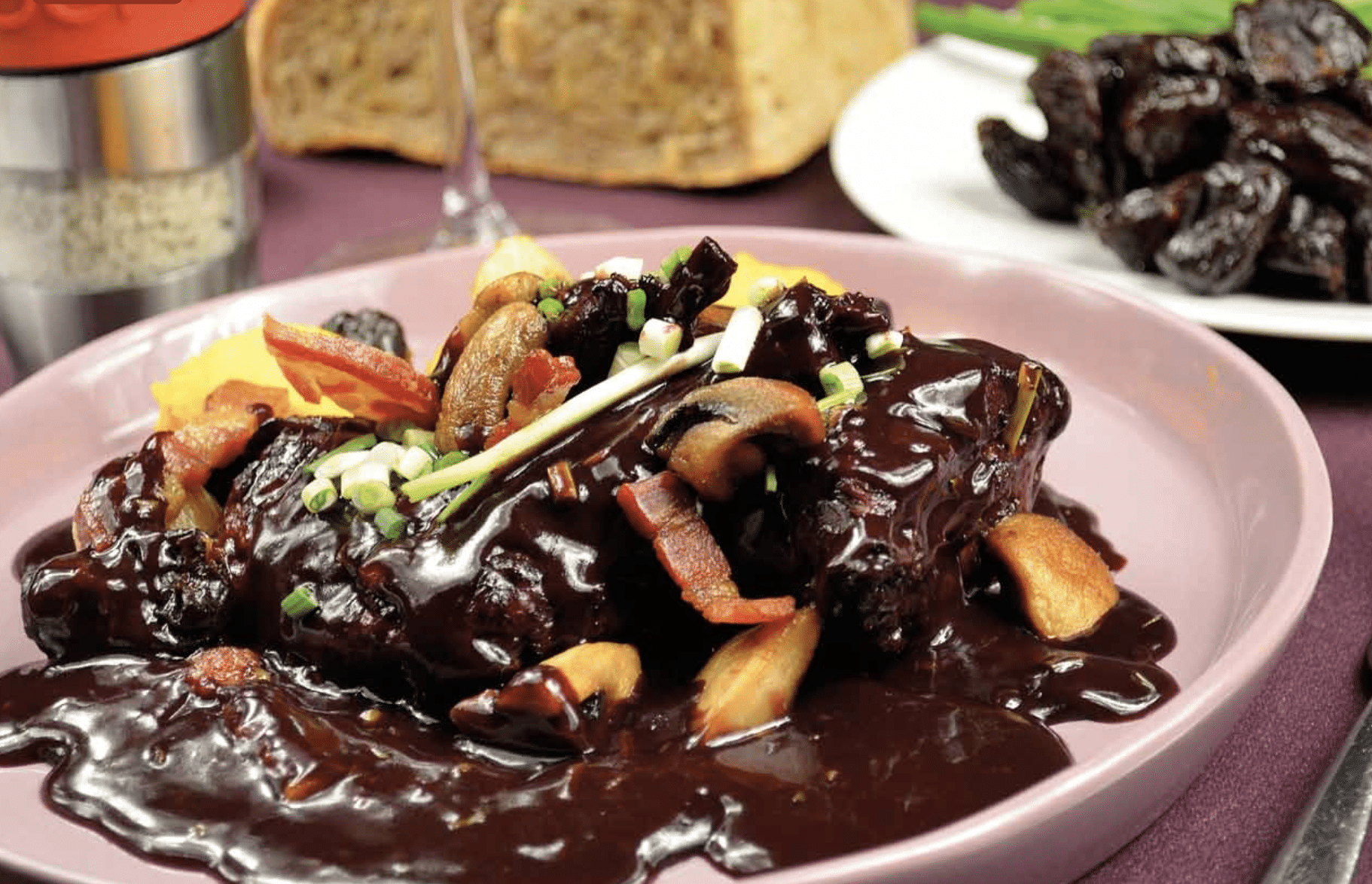 LECLOU Christian - Civet de lapin aux pruneaux et patates douces