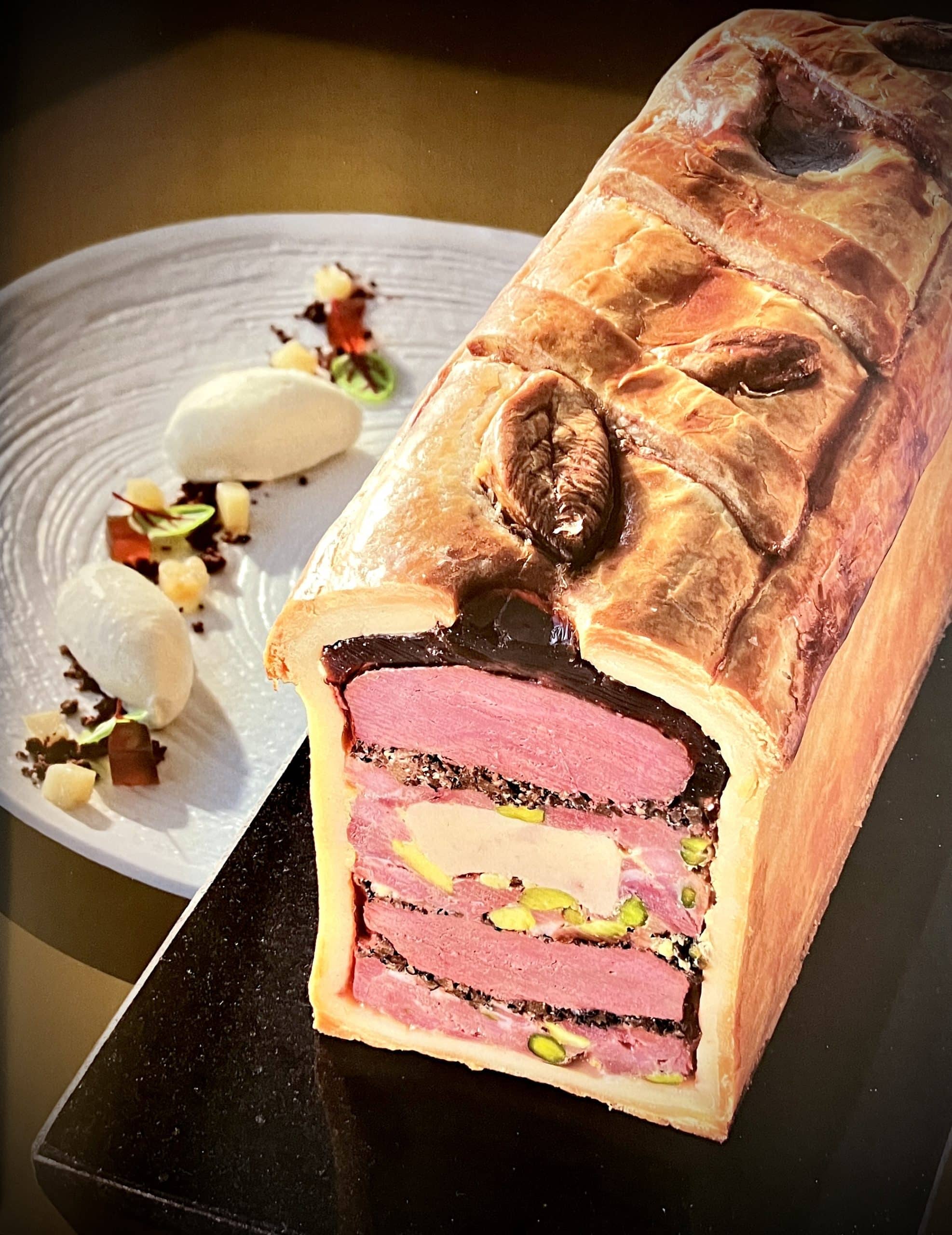 Pâté en croûte de gibier au porto, pickles et raifort