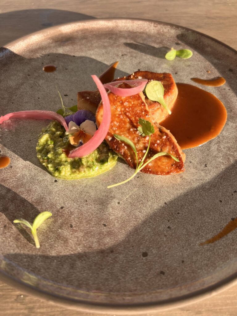 Escalope de foie gras de canard chaude, pistou toulousain aux noix et citron, jus brun de canard façon daube et pickles d’oignons rouges