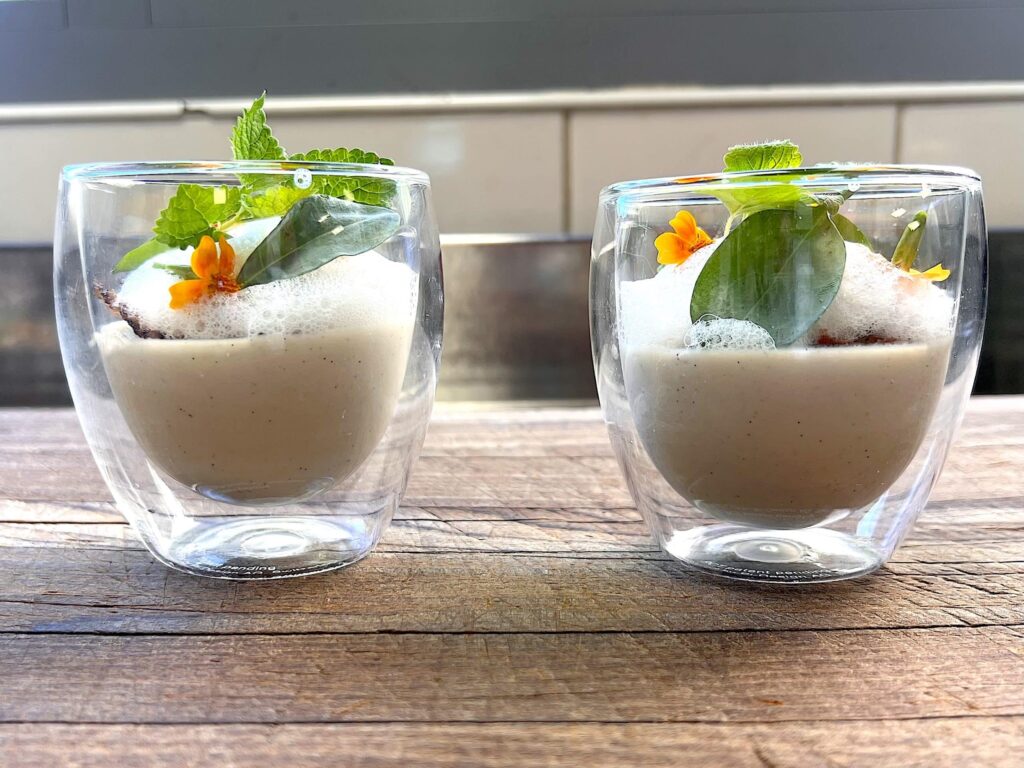 Panna cotta à l’artichaut, herbes et émulsion viande des grisons
