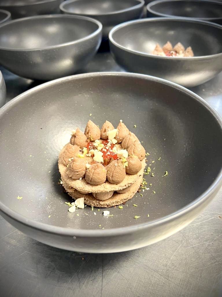 Génoise cacao, gelée à l’orange sanguine et ganache montée à la crème de marrons, éclats croquants de marrons