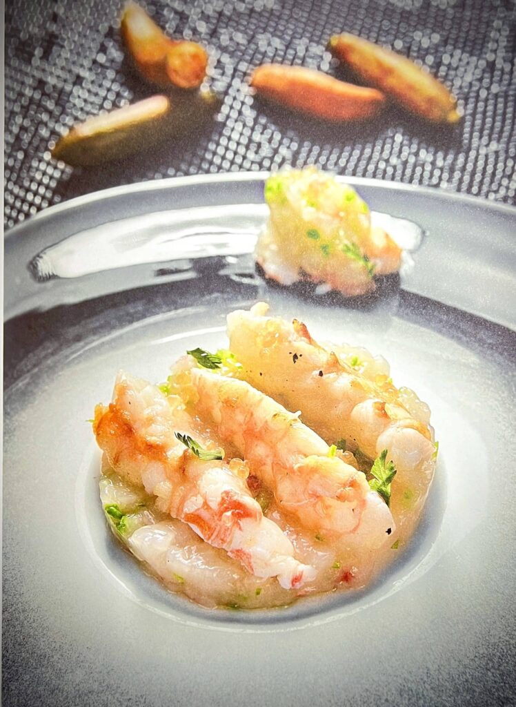 Langoustines en toute simplicité, en tartare et juste saisies, citron caviar, huile d’olive et pois mange-tout