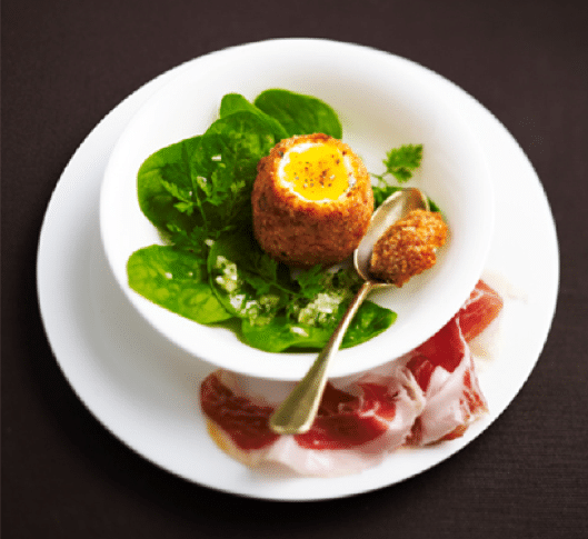 Oeuf de poule frit au pain d’épices, copeaux de jambon « Pata Negra », vinaigrette d’herbes