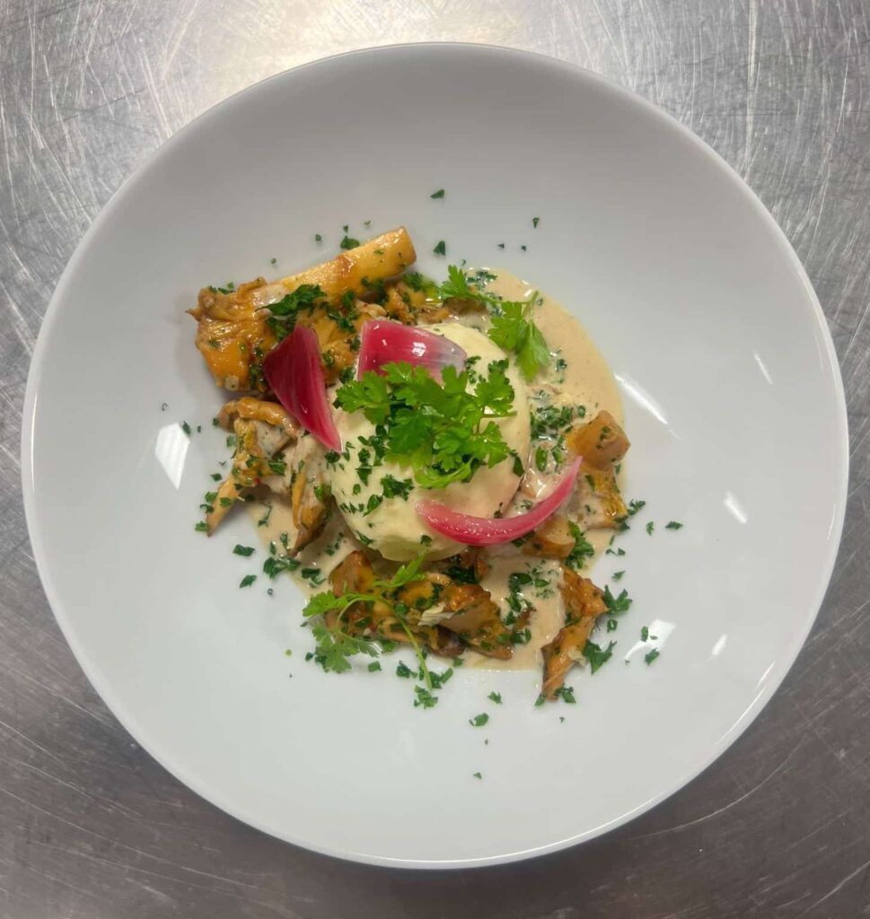 Poireaux vinaigrette d’agrumes, jaune d’œuf cuit au vinaigre de Xérès, tartare de crevettes