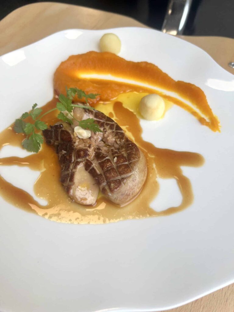 Foie gras poêlé sauce agrumes, mousseline potimarron au muscat de Rivesaltes