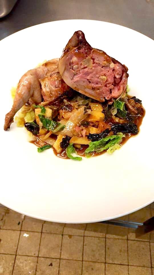 Caille farcie, embeurrée de chou vert et grenailles