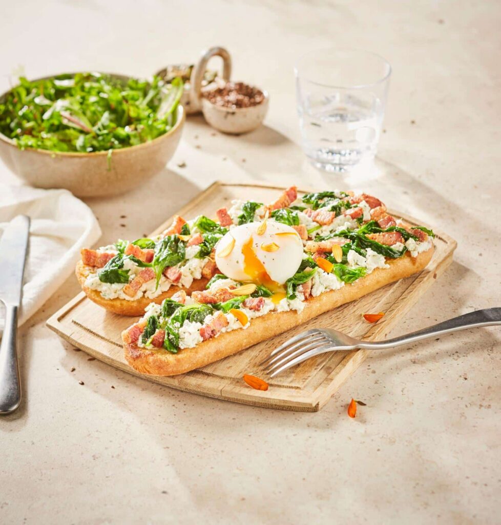 Tartine façon pain perdu, œuf poché et épinards au lard fumé