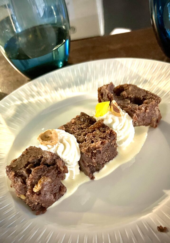 Bean brownies chocolat aux haricots rouges, cramberries et noix, crème anglaise, chantilly au mascarpone et lait concentré sucré