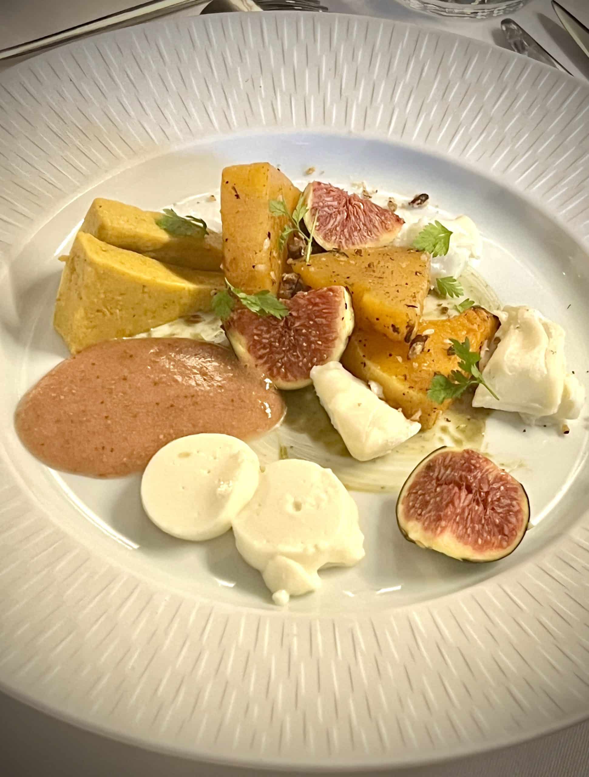 Butternut froide en vinaigrette, figue en quartiers et rigotte de Condrieu gélifiée