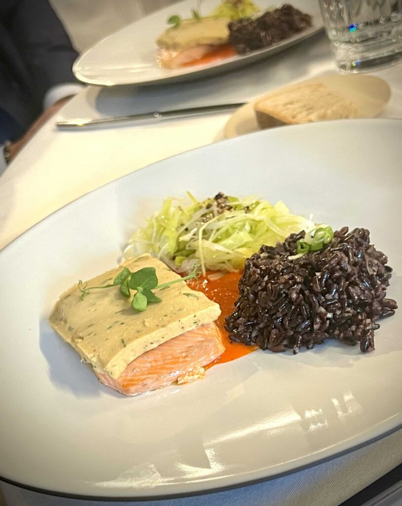 Pavé de truite en croute de haricots blancs, coulis de piquillos, riz vénéré et poireaux juste étuvés