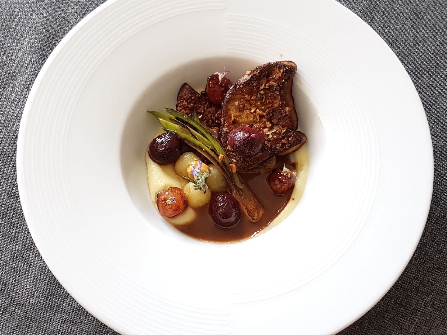 Foie gras poêlé à la noisette, cerise et oignon parfumés au romarin, jus acidulé cerise et romarin