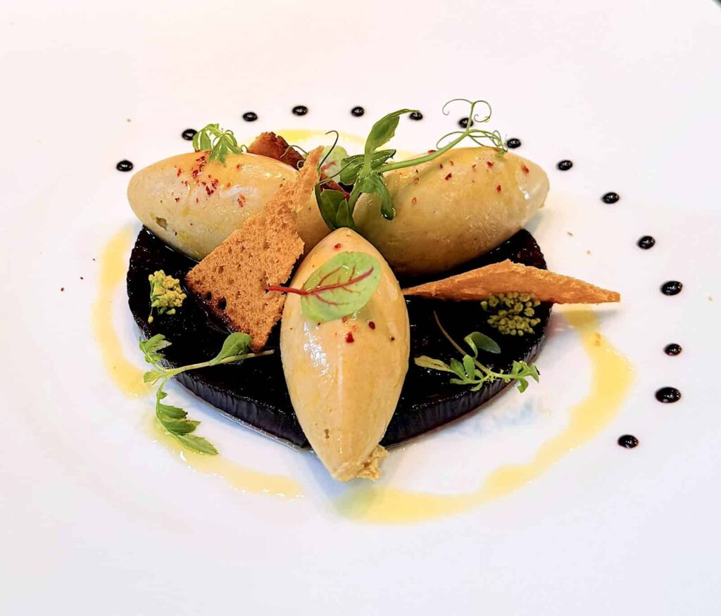 Quenelles de foie gras sur gelée d’hibiscus, tuile de pain d’épices